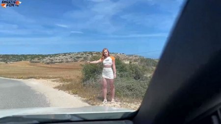 Дала водителю мерса прямо у дороги