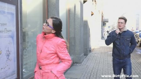 Наглец легко пикапнул скромницу в очках